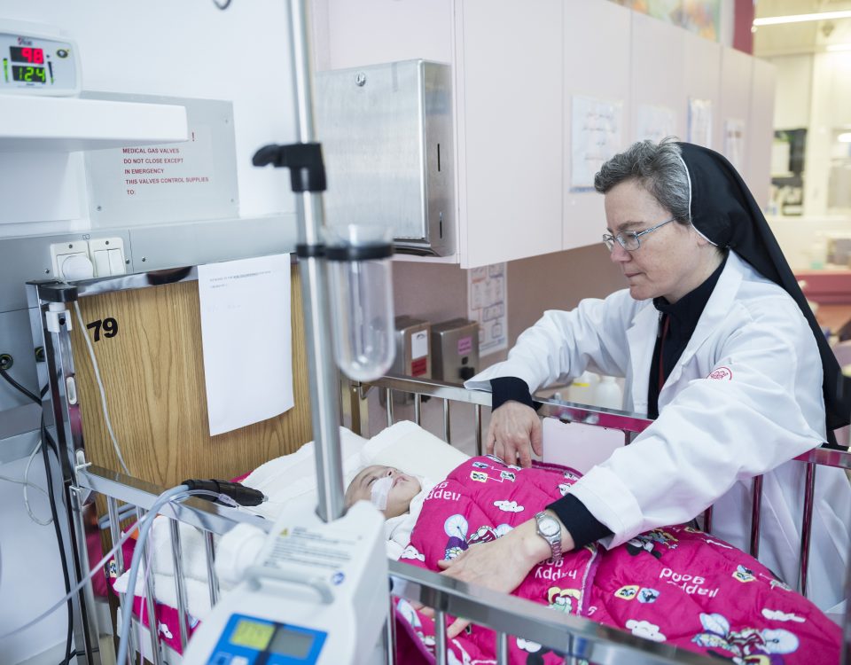 Suor Lucia si prende cura di un piccolo malato al Caritas Baby Hospital. (immagine di repertorio)