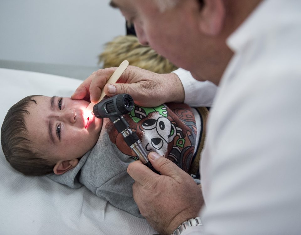 Un Bambino durante una visita ambulatoriale gratuita